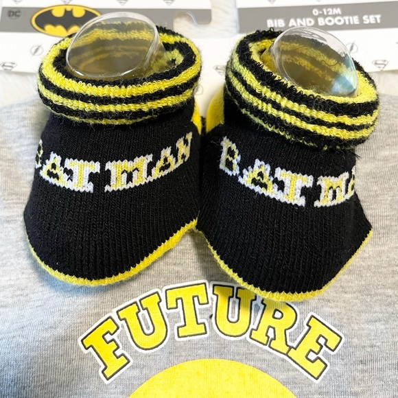 NWT Baby 2PC Batman FUTURE HERO Bib and Bootie Set - Picture 4 of 5